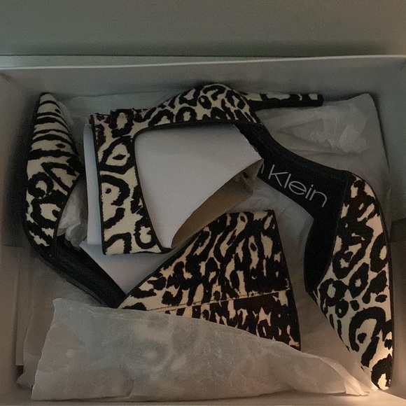 Calvin Klein - Picture 3 of 4